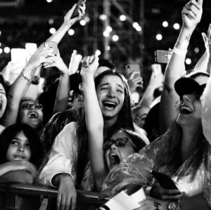 Adam Levine Instagram - LET IT RAIN!!!! SÃO PAULO!!!!! The fucking BEST. Maybe the best show we have ever had. Thank you isn’t enough. You truly blew us away. ❤️❤️❤️ 👽👽👽