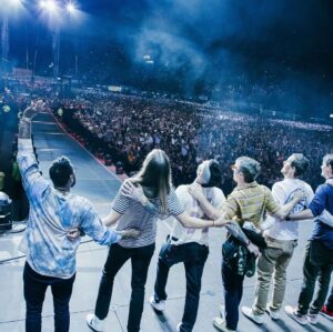 Adam Levine Instagram - MEXICO CITY!!!! Every single time we come here, we feel a genuine warmth from you that never fades. We ADORE you all and are humbled by your continued support. Couldn’t be a better way to kick off 2020!!!!!! #m5tour2020