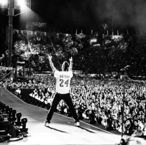Adam Levine Instagram - MEXICO CITY!!!! Every single time we come here, we feel a genuine warmth from you that never fades. We ADORE you all and are humbled by your continued support. Couldn’t be a better way to kick off 2020!!!!!! #m5tour2020