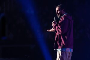 Adam Sandler Instagram - Long Island, that beautiful baby learned some nice new words tonight. Had a ball with you and won’t forget how much fun we had together @ubsarena
