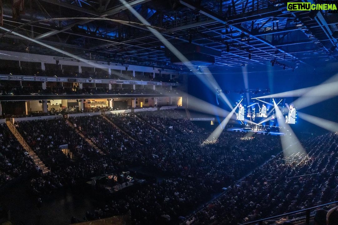 Adam Sandler Instagram - That was a heck of a hang, Allentown. Thanks for a great Friday night @pplcenter