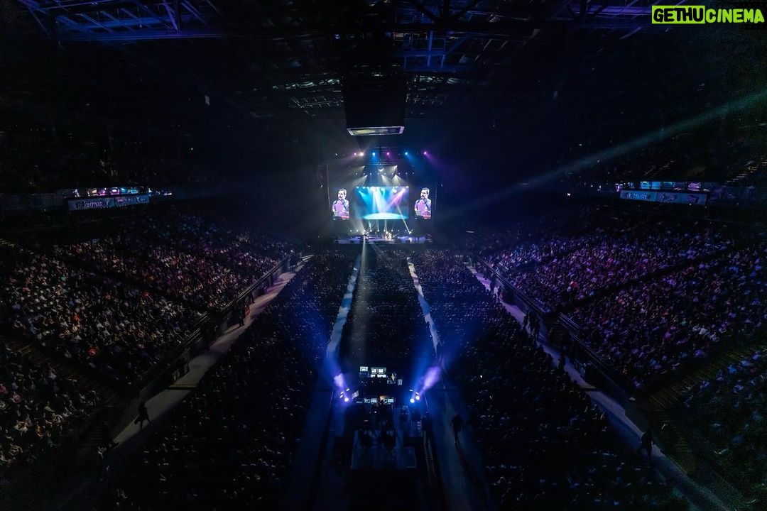 Adam Sandler Instagram - Baltimore! What a great time for the last night of our tour. You gave so much love that I owe you. Laughter and crab cakes. What a wonderful combo. Until next time! See u all sometime soon! @baltimorearena