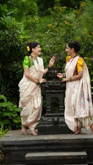 Aditi Dravid Instagram - खास लोकाग्रहास्तव....
पुनश्च मंगळागौर 2.0 💕🧿

"बाई पण भारी देवा" या चित्रपटाने कोटीच्या कोटी उड्डाण घेत 50 दिवसही पार केले..
तुमचं अफाट प्रेम या चित्रपटाला आणि आम्हा सर्व कलाकारांना लाभत आहे याबद्दल मनःपूर्वक धन्यवाद! 
यातल्या "मंगळागौर" या गाण्या ची रिल्स 
अगदी जगभरातून,विविध वयोगटातल्या प्रेक्षकांनी केली! 
मग या आमच्याच गाण्यावर ताल धरण्याचा मोह आम्ही कसा आवरू शकू?!
स्वतःच्या गाण्यावर नृत्य करण्याचा आनंद काही वेगळाच!
तुम्हा सर्वांसाठी माझ्याकडून आणि माझी प्रिय मैत्रीण अदिती द्रविड हिच्याकडून श्रावणाची ही नृत्यमय भेट ❤️

Saree and jewelry @navinyas_handloom
Makeup : @visagemakeover
Hair : @balikatandale.makeupartist
Shot by : @mangalyamfilms and @pradeepbhosale64
Edited by @amgeditstudio
Special thanks @golandeyogesh
.
.
Music @sai_piyush_ @sai
Singer @savanieeravindrra
Lyrics @aditi_vinayak_dravid
.
.
#savanieeravindrra #aditidravid #rajshrimarathi #mangalagaur #baipanbhaarideva #originalsinger #singerdancer #marathimuli #nauvarisaree