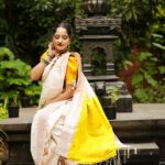 Aditi Dravid Instagram – नऊवारी नारी 💛
.
.
Shot by @golandeyogesh
Saree/jewellery @navinyas_handloom
Makeup @visagemakeover
Hair @balikatandale.makeupartist
.
.
#aditidravid #mangalagaursong #lyrics #writer #reel #instagram #lovemywork #riseandshine 🧿