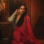 Aditi Dravid Instagram – Swipe left to make her smile🥀 
.
.
Wearing @suta_bombay 
Blouse @lavanyaoxidised_and_handlooms 
Jewellery @jizajewellerystudio 
Shot by @kuldip1985 
Location @kalasystudios 
Mua @visagemakeover 
Hair @balikatandale.makeupartist 
Shoot managed by @wechitramedia @n.i.d.s_ @amru_tak 🩷