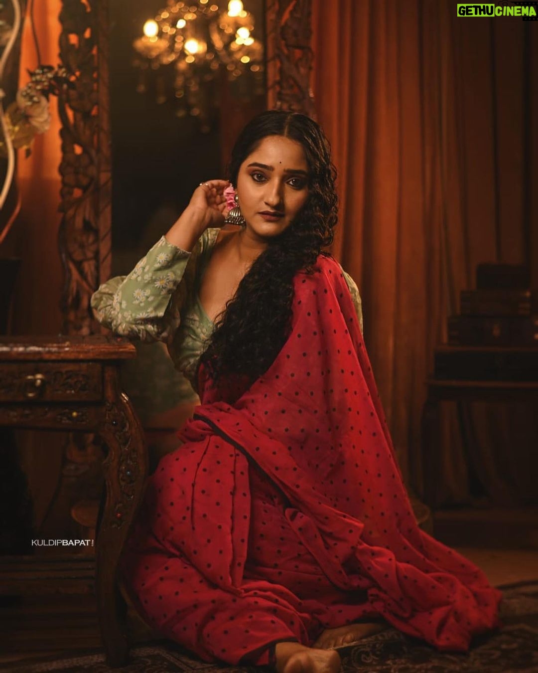Aditi Dravid Instagram - Swipe left to make her smile🥀 . . Wearing @suta_bombay Blouse @lavanyaoxidised_and_handlooms Jewellery @jizajewellerystudio Shot by @kuldip1985 Location @kalasystudios Mua @visagemakeover Hair @balikatandale.makeupartist Shoot managed by @wechitramedia @n.i.d.s_ @amru_tak 🩷