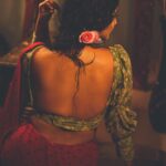 Aditi Dravid Instagram – वो तेरे मेरे इश्क का इक, शायराना दौर सा था 🥀 
.
.
Wearing @suta_bombay 
Blouse @lavanyaoxidised_and_handlooms 
Mua @visagemakeover 
Hair @balikatandale.makeupartist 
Jewellery @jizajewellerystudio 
Location @kalasystudios 
Shoot managed by @wechitramedia 
Max love to @n.i.d.s_ and @amru_tak 🧿🩷
.
.
#aditidravid #newseries #for #sutabombay