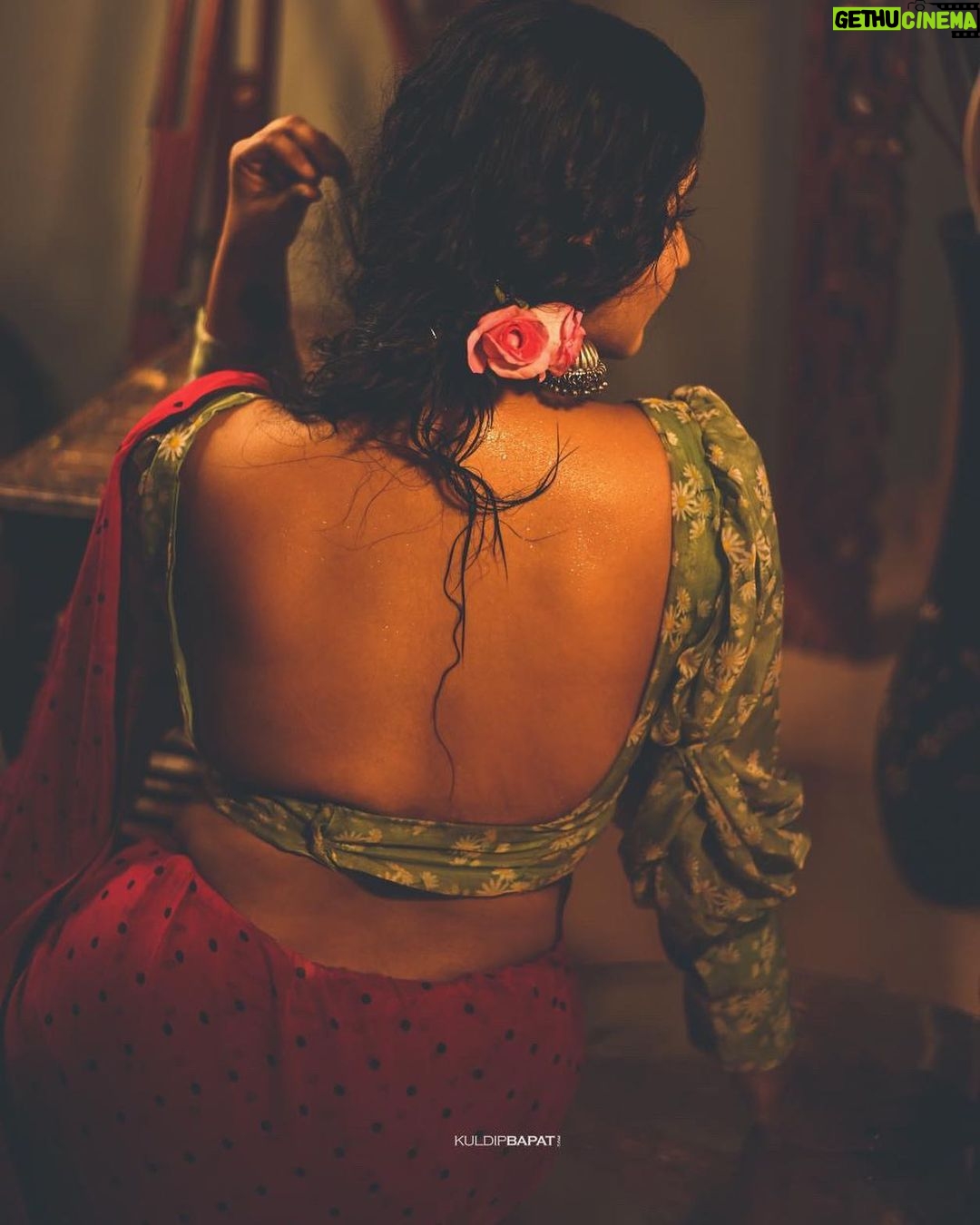 Aditi Dravid Instagram - वो तेरे मेरे इश्क का इक, शायराना दौर सा था 🥀 . . Wearing @suta_bombay Blouse @lavanyaoxidised_and_handlooms Mua @visagemakeover Hair @balikatandale.makeupartist Jewellery @jizajewellerystudio Location @kalasystudios Shoot managed by @wechitramedia Max love to @n.i.d.s_ and @amru_tak 🧿🩷 . . #aditidravid #newseries #for #sutabombay