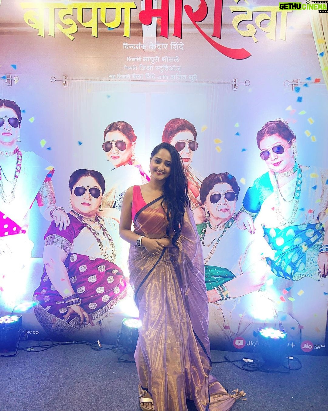 Aditi Dravid Instagram - ‘बाईपण भारी देवा’ ♥️ This film is pure magic. That’s it. And i feel blessed to have written the मंगळागौर song for it. (The one you can hear in this post) Congratulations to the entire team. And most importantly my bowys @sai_piyush_ 🧿 What we experienced yesterday was surreal. The full house audience dancing to your songs, singing their hearts out! टाळ्या, शिट्ट्या, कडकडाट! Your success echoed the entire theatre! माझ्या लोकांचा चित्रपट आहे म्हणून नाही म्हणतेय, but this film is about to make history! And it is going to stay with me for the longest time in life! Love and respect to the entire team! 💫 #aditidravid #baipanbharideva #jiostudiosmarathi #jiostudios #kedarshinde #saipiyush 📸 @classycaptures_ Beautiful saree @lavanyaoxidised_and_handlooms
