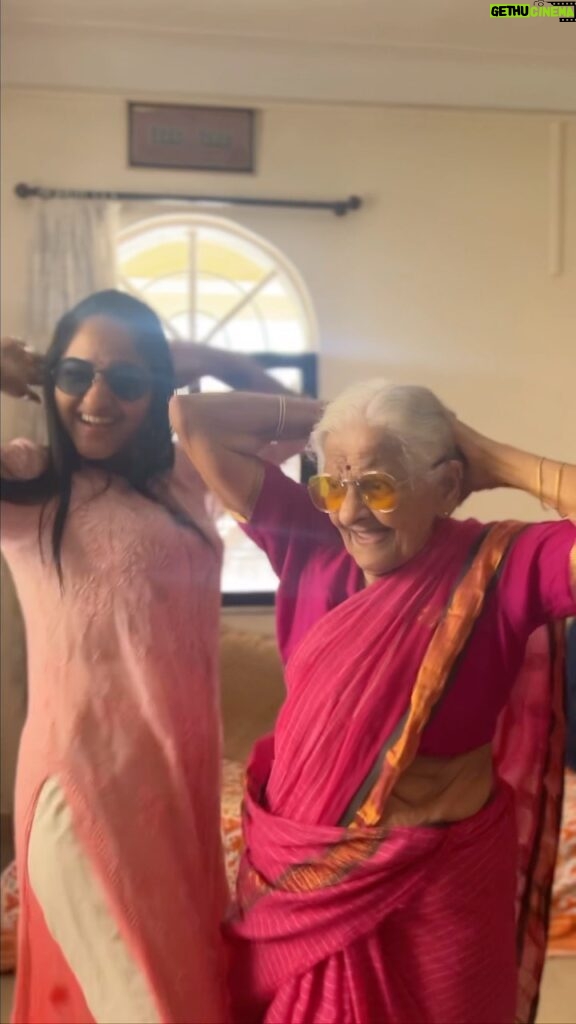 Aditi Dravid Instagram - ‘बाईपण भारी देवा’ with my आजी बाई 👵🏼♥️ Also, Music and background score done by @sai_piyush_ Also the Title track is already #trending 😳😍 All the best to the entire team of the film for the release 🧿 suppper hit honar ahe! #baipanbharideva #jiostudios #saipiyush #kedarshinde