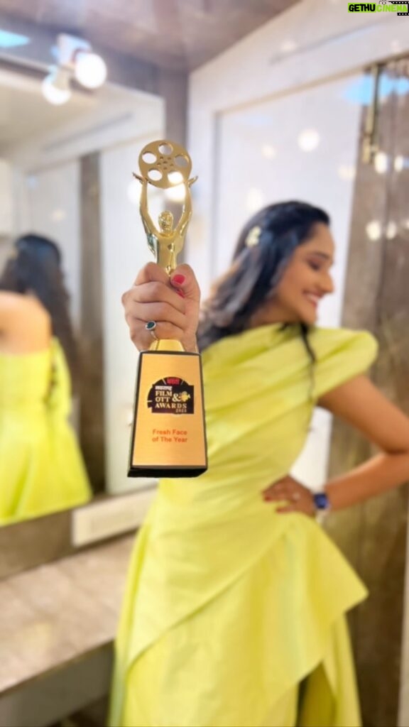 Aditi Dravid Instagram - FRESH FACE OF THE YEAR for @paithanithefilm at @planet.marathi OTT & FILM AWARDS ✨🧿 Thank you Thank you Thank you @akshaybardapurkar! This means a lot! Thank you #navrashtra @ingolekapil @kotharevision @adinathkothare for this honour! Last night was magical ♥️ #blessed and #grateful