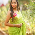 Aditi Dravid Instagram - Swipe and fall in love 2.0 🌸 . . #aditidravid #ｓｕｎｄａｙｍｏｏｄ #newphotoseries #actorslife #lovemywork #loveforsaree #greenandpink #instagood #mygram #250k #blessed 🧿
