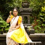Aditi Dravid Instagram – नऊवारी नारी 💛
.
.
Shot by @golandeyogesh
Saree/jewellery @navinyas_handloom
Makeup @visagemakeover
Hair @balikatandale.makeupartist
.
.
#aditidravid #mangalagaursong #lyrics #writer #reel #instagram #lovemywork #riseandshine 🧿