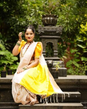 Aditi Dravid Instagram - नऊवारी नारी 💛 
.
.
Shot by @golandeyogesh 
Saree/jewellery @navinyas_handloom 
Makeup @visagemakeover 
Hair @balikatandale.makeupartist
.
.
#aditidravid #mangalagaursong #lyrics #writer #reel #instagram #lovemywork #riseandshine 🧿