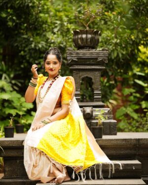Aditi Dravid Instagram - नऊवारी नारी 💛 
.
.
Shot by @golandeyogesh 
Saree/jewellery @navinyas_handloom 
Makeup @visagemakeover 
Hair @balikatandale.makeupartist
.
.
#aditidravid #mangalagaursong #lyrics #writer #reel #instagram #lovemywork #riseandshine 🧿