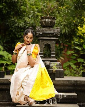 Aditi Dravid Instagram - नऊवारी नारी 💛 
.
.
Shot by @golandeyogesh 
Saree/jewellery @navinyas_handloom 
Makeup @visagemakeover 
Hair @balikatandale.makeupartist
.
.
#aditidravid #mangalagaursong #lyrics #writer #reel #instagram #lovemywork #riseandshine 🧿