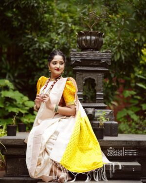 Aditi Dravid Instagram - नऊवारी नारी 💛 
.
.
Shot by @golandeyogesh 
Saree/jewellery @navinyas_handloom 
Makeup @visagemakeover 
Hair @balikatandale.makeupartist
.
.
#aditidravid #mangalagaursong #lyrics #writer #reel #instagram #lovemywork #riseandshine 🧿