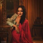 Aditi Dravid Instagram – Swipe left to make her smile🥀 
.
.
Wearing @suta_bombay 
Blouse @lavanyaoxidised_and_handlooms 
Jewellery @jizajewellerystudio 
Shot by @kuldip1985 
Location @kalasystudios 
Mua @visagemakeover 
Hair @balikatandale.makeupartist 
Shoot managed by @wechitramedia @n.i.d.s_ @amru_tak 🩷
