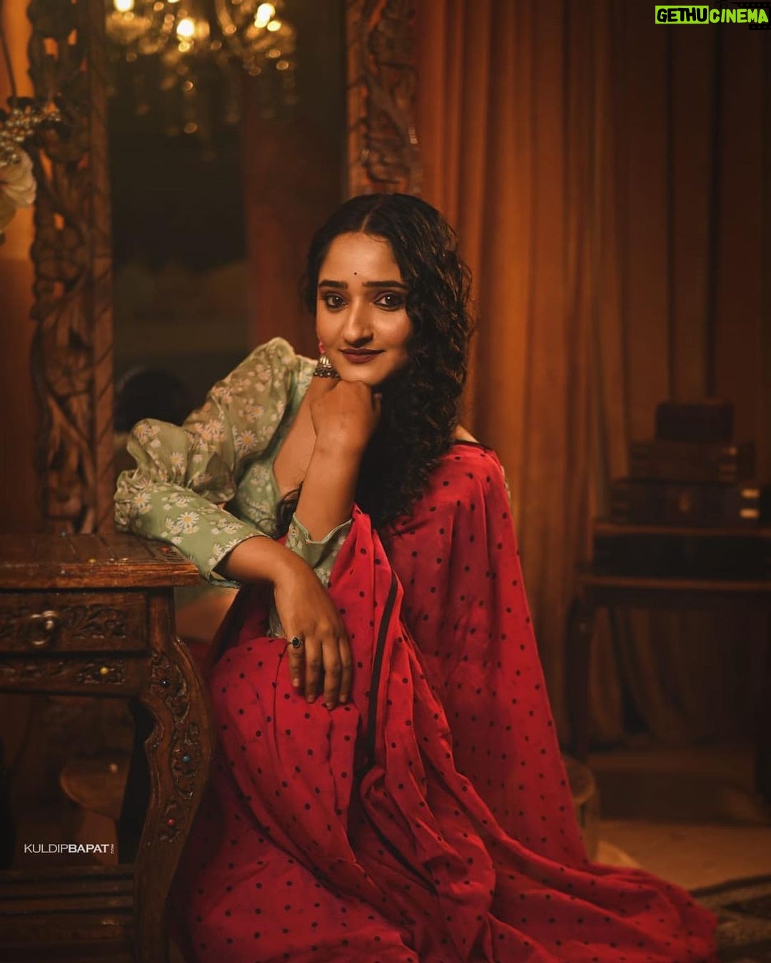 Aditi Dravid Instagram - Swipe left to make her smile🥀 . . Wearing @suta_bombay Blouse @lavanyaoxidised_and_handlooms Jewellery @jizajewellerystudio Shot by @kuldip1985 Location @kalasystudios Mua @visagemakeover Hair @balikatandale.makeupartist Shoot managed by @wechitramedia @n.i.d.s_ @amru_tak 🩷