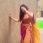 Aditi Dravid Instagram - ‘ सु ता ‘ सारंख Smooth transition 🧿💜 . . H/Mua @deepa_makeupartist_official Ast @mithilasurve_mua Saree @suta_bombay Managed by @wechitramedia @n.i.d.s_ . . #aditidravid #formfk #maharashtrachafavoritekon #mfk #zeetalkies #nomination #baipanbhaarideva #lyrics #mangalagaur #lyricist #lovemywork #livingmydreams #livingmybestlife 🧿🧿