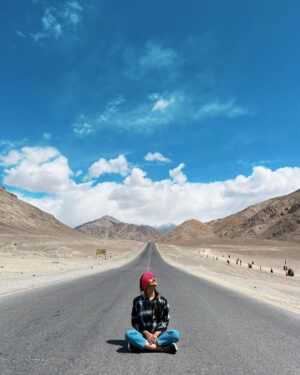 Aditi Dravid Instagram - Exactly a year to this magical solo trip ✨ Thankful to @bhatak_bhramar for making me do this and planning it perfectly for me!
.
.
#aditidravid #lehladakh #dreamdestination #dreamtrip #solotravel #oneyear #takemeback