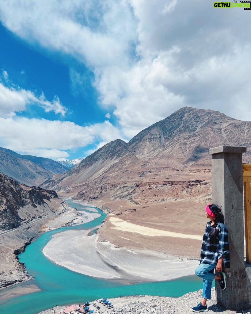 Aditi Dravid Instagram - Exactly a year to this magical solo trip ✨ Thankful to @bhatak_bhramar for making me do this and planning it perfectly for me! . . #aditidravid #lehladakh #dreamdestination #dreamtrip #solotravel #oneyear #takemeback