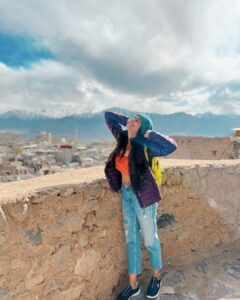 Aditi Dravid Instagram - Exactly a year to this magical solo trip ✨ Thankful to @bhatak_bhramar for making me do this and planning it perfectly for me! . . #aditidravid #lehladakh #dreamdestination #dreamtrip #solotravel #oneyear #takemeback
