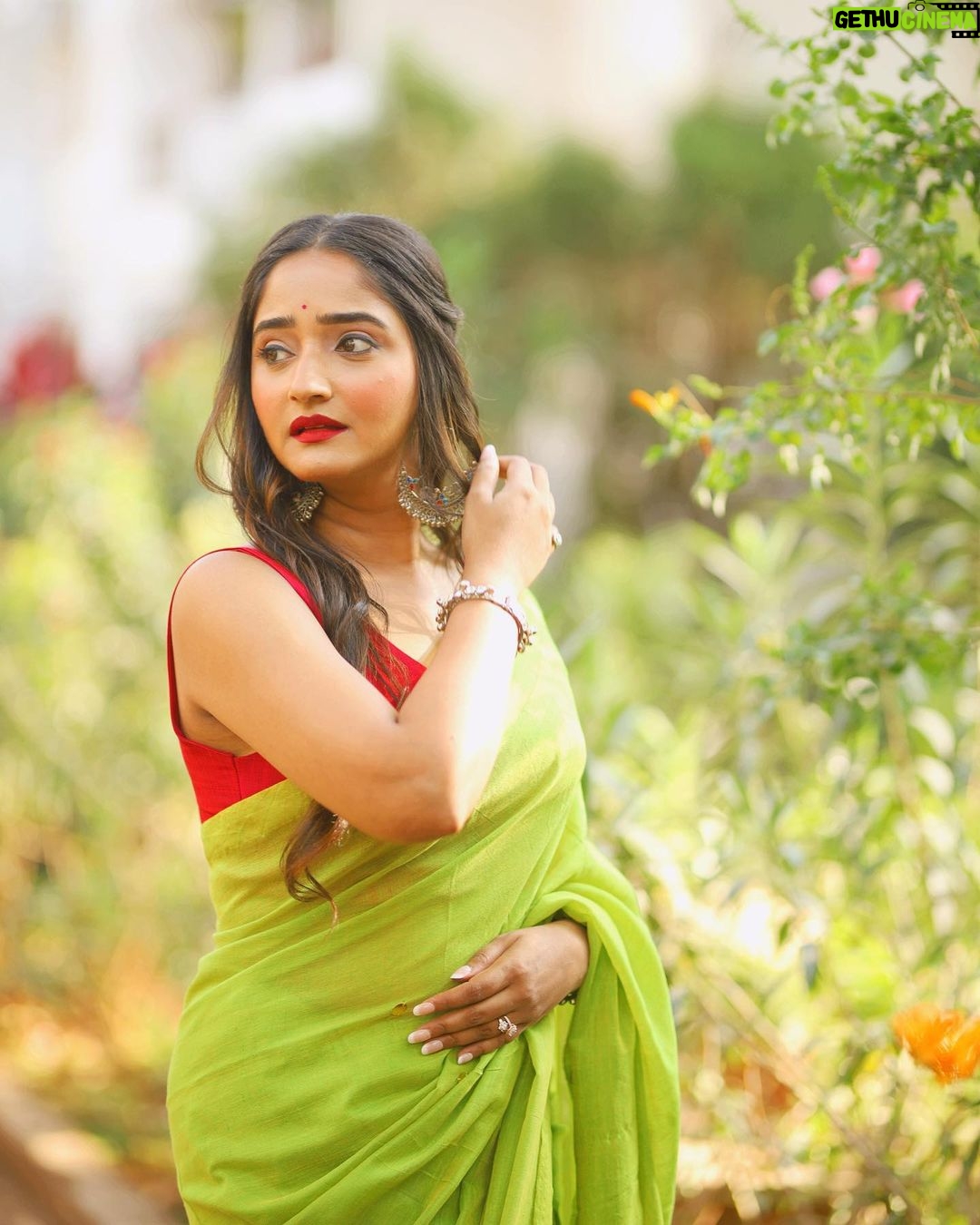 Aditi Dravid Instagram - Swipe and fall in love 2.0 🌸 . . #aditidravid #sundaymood #newphotoseries #actorslife #lovemywork #loveforsaree #greenandpink #instagood #mygram #250k #blessed 🧿