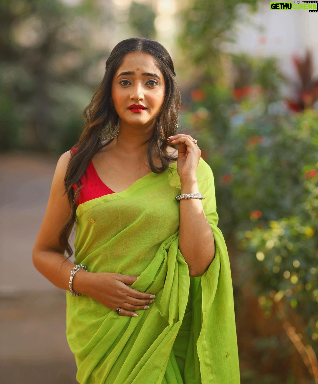 Aditi Dravid Instagram - गुढी पाडवा आणि नवीन वर्षाच्या खूप शुभेच्छा 🌸 . . Wearing my favourite @pratipadaclothingz saree Shot by @rohit_kadam_photography Makeup/hair/saree draping @shwetamoremakeovers . . #aditidravid #gudhipadwa #marathinewyear #manifestingdreams #positivevibesonly #riseandshine