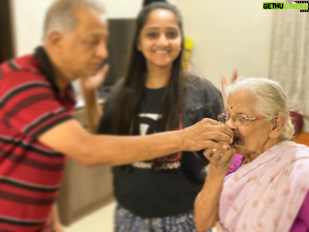Aditi Dravid Instagram - हैप्पी बड्डे आजी बाई 🧿♥️ . . #aditidravid #aajibai #aditichiaaji #bdaygirl #youngest #kid #myweirdo #happybirthday #livelong #happyandhealthylife