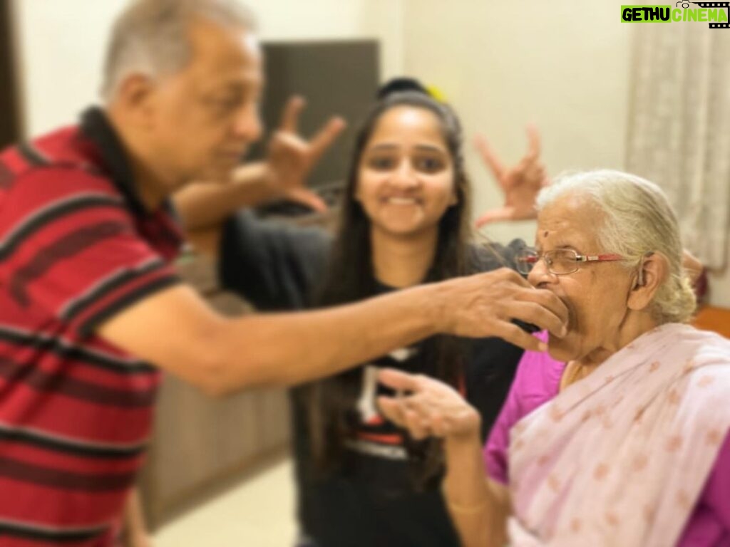 Aditi Dravid Instagram - हैप्पी बड्डे आजी बाई 🧿♥️ . . #aditidravid #aajibai #aditichiaaji #bdaygirl #youngest #kid #myweirdo #happybirthday #livelong #happyandhealthylife