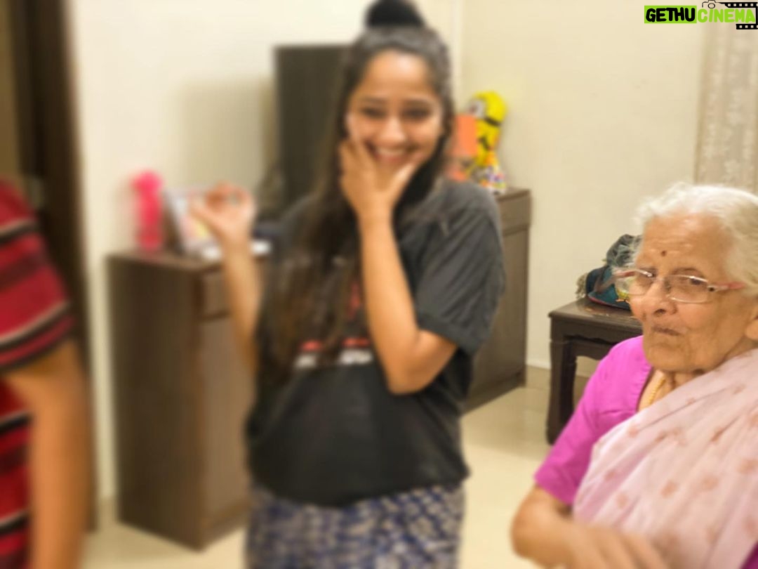 Aditi Dravid Instagram - हैप्पी बड्डे आजी बाई 🧿♥️ . . #aditidravid #aajibai #aditichiaaji #bdaygirl #youngest #kid #myweirdo #happybirthday #livelong #happyandhealthylife