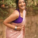 Aditi Dravid Instagram - 🩷🩷🩷 . . Makeup by Rushi dada🌸 Saree @patelsarees_pvtltd Styled and managed by @tejasvi_khot Hair/drape @makeupartist_chaitali Beautiful blouse by @diaries_of_ananda Shot by @rohit_kadam_photography For म.टा सन्मान २०२३ 🏆 . . #aditidravid #matasanman #mumbaitimes #eventlife #actor #actorslife #lovemywork