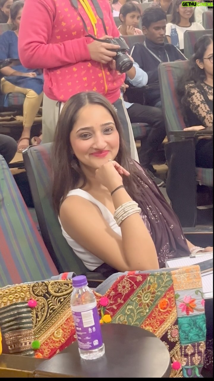 Aditi Dravid Instagram - 5 days.5 sarees. And infinite smiles! 🧿💘 Thank you @maharashtratimesonline for having me! Judging म.टा Carnival got back some priceless college memories and it made me really really happy! Thank you!!! PS : thank you for capturing me in My Element @riteshthakar07_ @__ajju_x