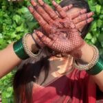 Aditi Dravid Instagram - Thank you @sarikapatil_mehendi 😍😍😍😍 मुलींनो, लग्न ठरलं असेल आणि ‘ नसेल ‘ तरी ही Pleeeees pleeees हिच्याकडून मेहेंदी काढून घ्या! She is mind blowing 🧿♥️ . . #weddingseason #mehendi #saree #foreverlove #aditidravid #lovelove