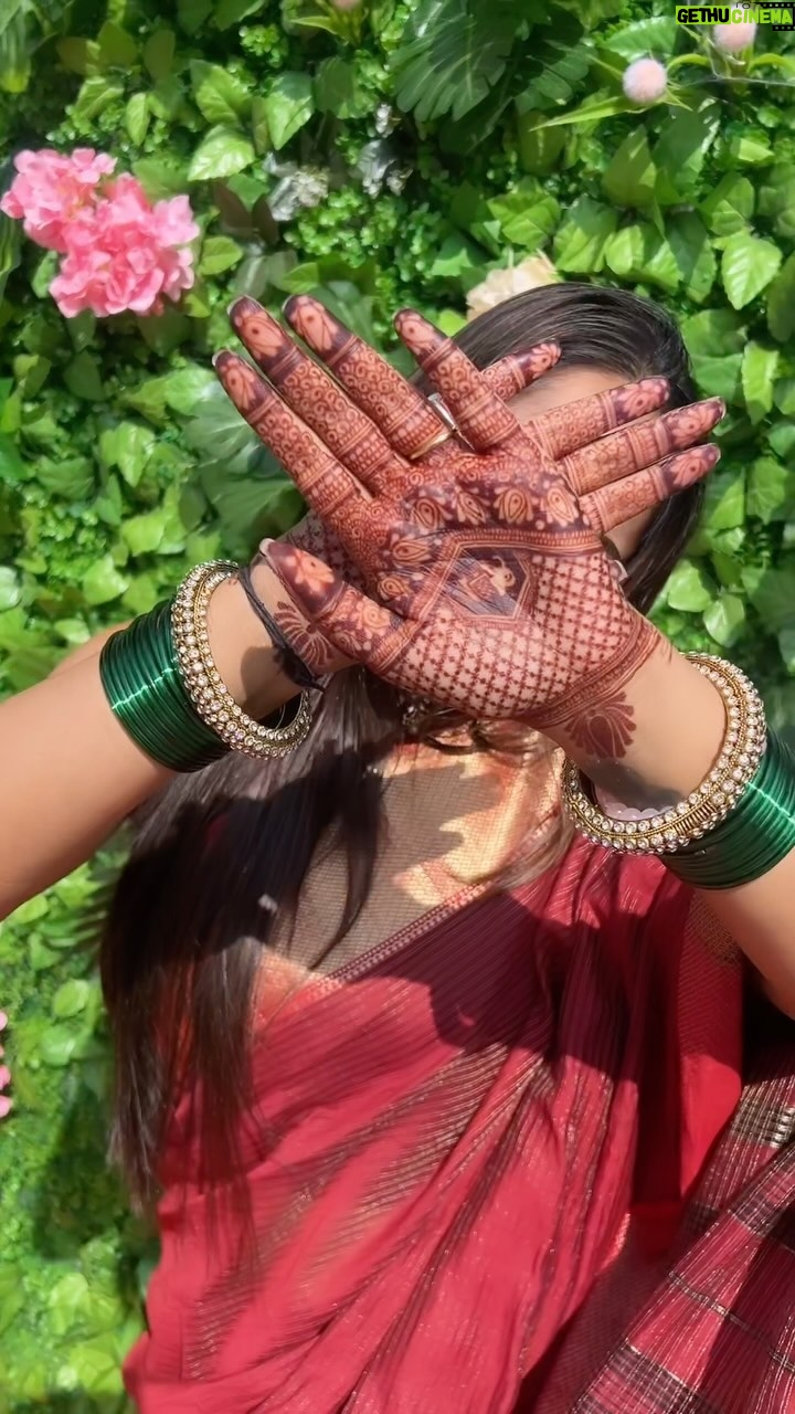Aditi Dravid Instagram - Thank you @sarikapatil_mehendi 😍😍😍😍 मुलींनो, लग्न ठरलं असेल आणि ‘ नसेल ‘ तरी ही Pleeeees pleeees हिच्याकडून मेहेंदी काढून घ्या! She is mind blowing 🧿♥️ . . #weddingseason #mehendi #saree #foreverlove #aditidravid #lovelove