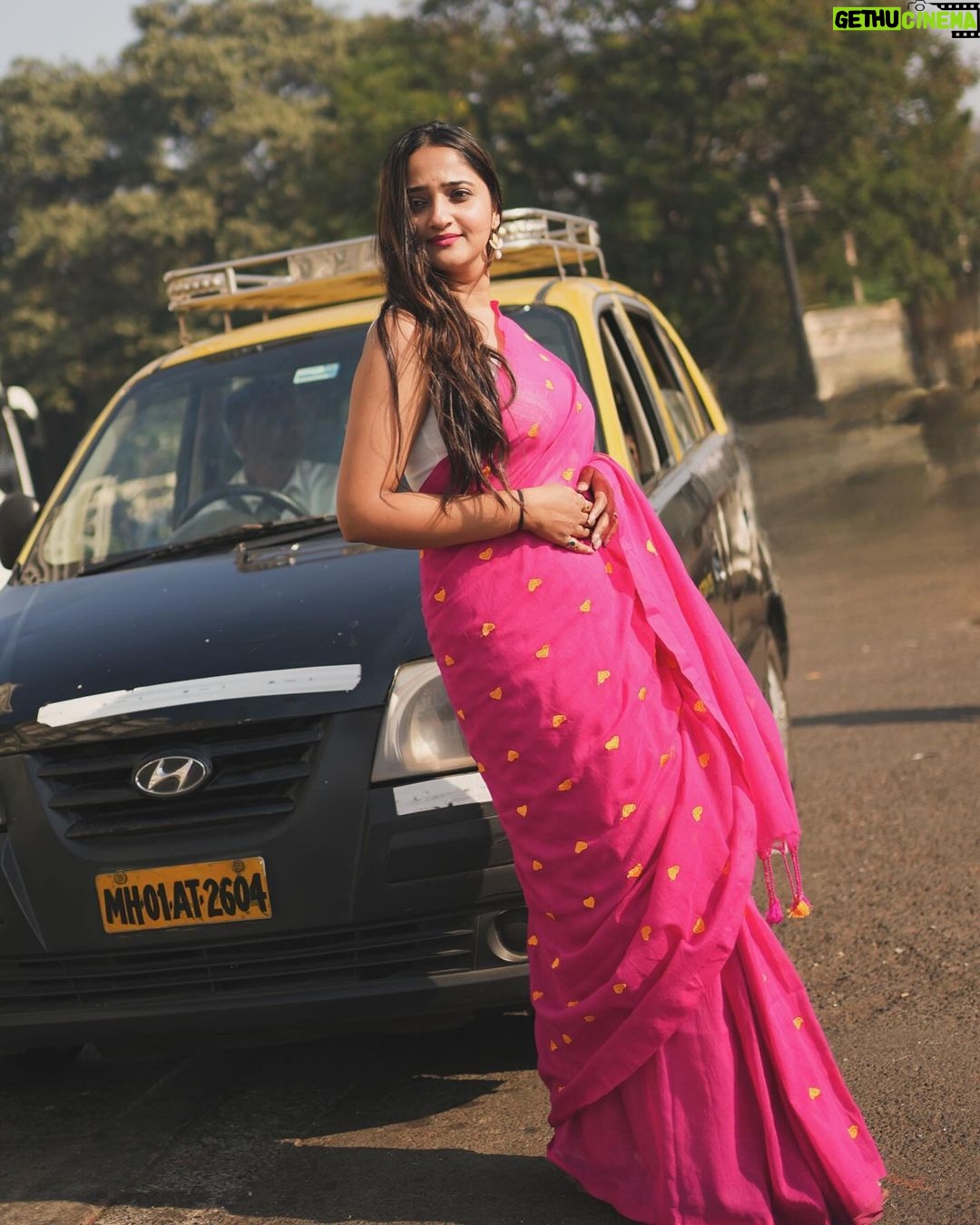Aditi Dravid Instagram - 🚖💘 • PS : Swipe left !! • Shot by @ganesh_theshutterkey Saree @pratipadaclothingofficial