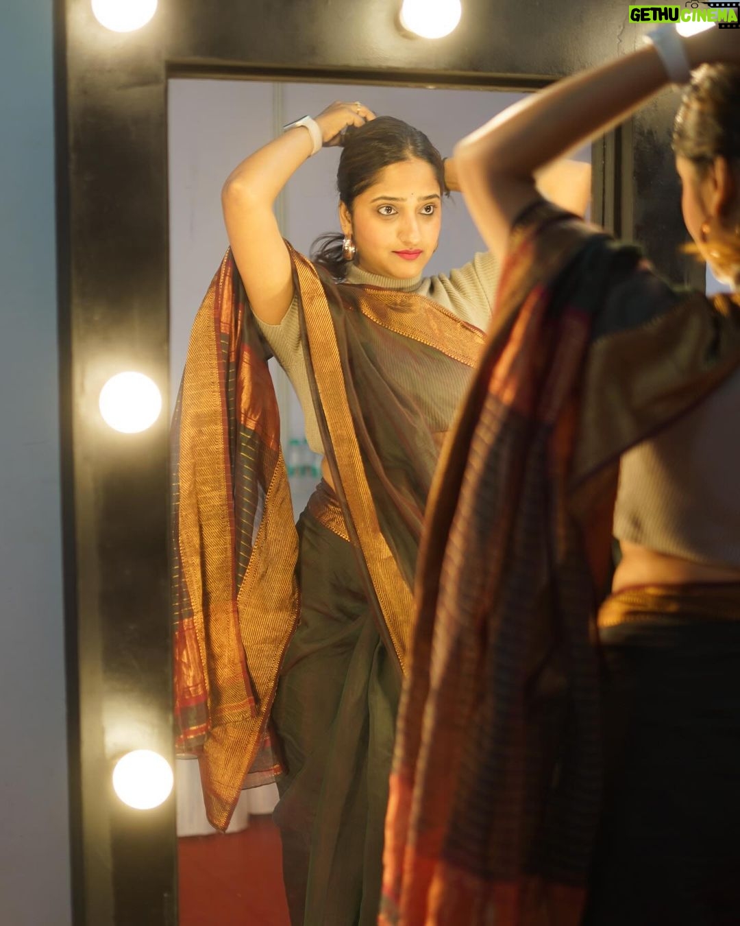 Aditi Dravid Instagram - ‘Main Character Energy’ 🔥🧿 • @mumbai__festival vanity stories by @pratikkadamphotography 📸 • • #aditidravid #mainapnifavouritehoon #host #mumbaifestival #livingmydreams #livingmybestlife #lovewhatido #lovemywork 🧿🧿🧿
