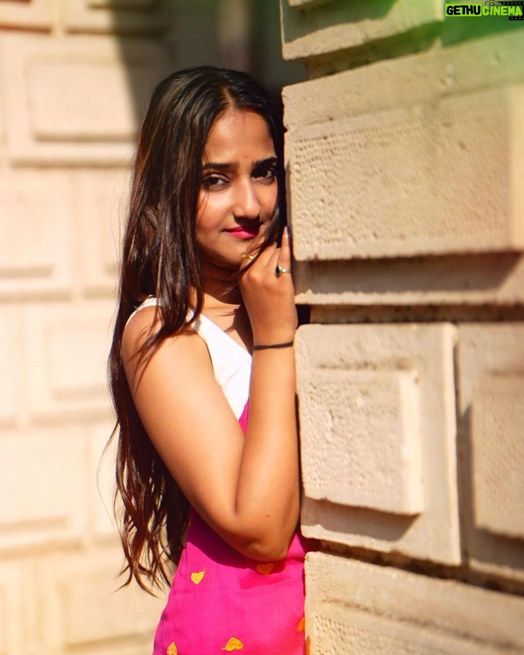 Aditi Dravid Instagram - 🚖💘 • PS : Swipe left !! • Shot by @ganesh_theshutterkey Saree @pratipadaclothingofficial