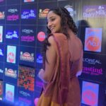 Aditi Dravid Instagram - #MFK dump 🥳🧿 1. Just before I bruised myself Swirl 2. Right profile 3. Left profile 4. Favourite picture of the evening 5.Tikde bagh 6. Ata smile kar 7. Ok bye #aditidravid #lyricist #baipanbhaarideva #mangalagaur #nomination #starrynight #awardnight . . PC : @ashish_munde and team @zeetalkies Saree @suta_bombay H/Mua @deepa_makeupartist_official @mithilasurve_mua