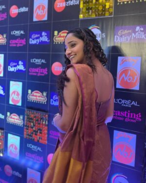 Aditi Dravid Instagram - #MFK dump 🥳🧿 
1. Just before I bruised myself Swirl
2. Right profile 
3. Left profile 
4. Favourite picture of the evening 
5.Tikde bagh
6. Ata smile kar
7. Ok bye 
#aditidravid #lyricist #baipanbhaarideva #mangalagaur #nomination #starrynight #awardnight 
.
.
PC : @ashish_munde and team @zeetalkies 
Saree @suta_bombay H/Mua @deepa_makeupartist_official @mithilasurve_mua