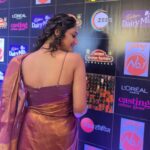 Aditi Dravid Instagram - #MFK dump 🥳🧿 1. Just before I bruised myself Swirl 2. Right profile 3. Left profile 4. Favourite picture of the evening 5.Tikde bagh 6. Ata smile kar 7. Ok bye #aditidravid #lyricist #baipanbhaarideva #mangalagaur #nomination #starrynight #awardnight . . PC : @ashish_munde and team @zeetalkies Saree @suta_bombay H/Mua @deepa_makeupartist_official @mithilasurve_mua