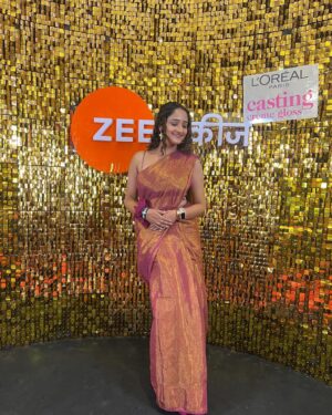 Aditi Dravid Instagram - #MFK dump 🥳🧿 
1. Just before I bruised myself Swirl
2. Right profile 
3. Left profile 
4. Favourite picture of the evening 
5.Tikde bagh
6. Ata smile kar
7. Ok bye 
#aditidravid #lyricist #baipanbhaarideva #mangalagaur #nomination #starrynight #awardnight 
.
.
PC : @ashish_munde and team @zeetalkies 
Saree @suta_bombay H/Mua @deepa_makeupartist_official @mithilasurve_mua