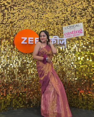 Aditi Dravid Instagram - #MFK dump 🥳🧿 
1. Just before I bruised myself Swirl
2. Right profile 
3. Left profile 
4. Favourite picture of the evening 
5.Tikde bagh
6. Ata smile kar
7. Ok bye 
#aditidravid #lyricist #baipanbhaarideva #mangalagaur #nomination #starrynight #awardnight 
.
.
PC : @ashish_munde and team @zeetalkies 
Saree @suta_bombay H/Mua @deepa_makeupartist_official @mithilasurve_mua