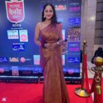 Aditi Dravid Instagram - #MFK dump 🥳🧿 1. Just before I bruised myself Swirl 2. Right profile 3. Left profile 4. Favourite picture of the evening 5.Tikde bagh 6. Ata smile kar 7. Ok bye #aditidravid #lyricist #baipanbhaarideva #mangalagaur #nomination #starrynight #awardnight . . PC : @ashish_munde and team @zeetalkies Saree @suta_bombay H/Mua @deepa_makeupartist_official @mithilasurve_mua