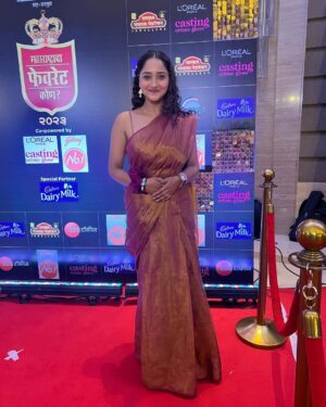 Aditi Dravid Instagram - #MFK dump 🥳🧿 
1. Just before I bruised myself Swirl
2. Right profile 
3. Left profile 
4. Favourite picture of the evening 
5.Tikde bagh
6. Ata smile kar
7. Ok bye 
#aditidravid #lyricist #baipanbhaarideva #mangalagaur #nomination #starrynight #awardnight 
.
.
PC : @ashish_munde and team @zeetalkies 
Saree @suta_bombay H/Mua @deepa_makeupartist_official @mithilasurve_mua