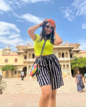 Aditi Dravid Instagram - ‘Jaipur, the city where history meets beauty!’ ☀️
.
.
#aditidravid #travelgram #workandtravel #jaipur #thepinkcity #culture #heritage #love