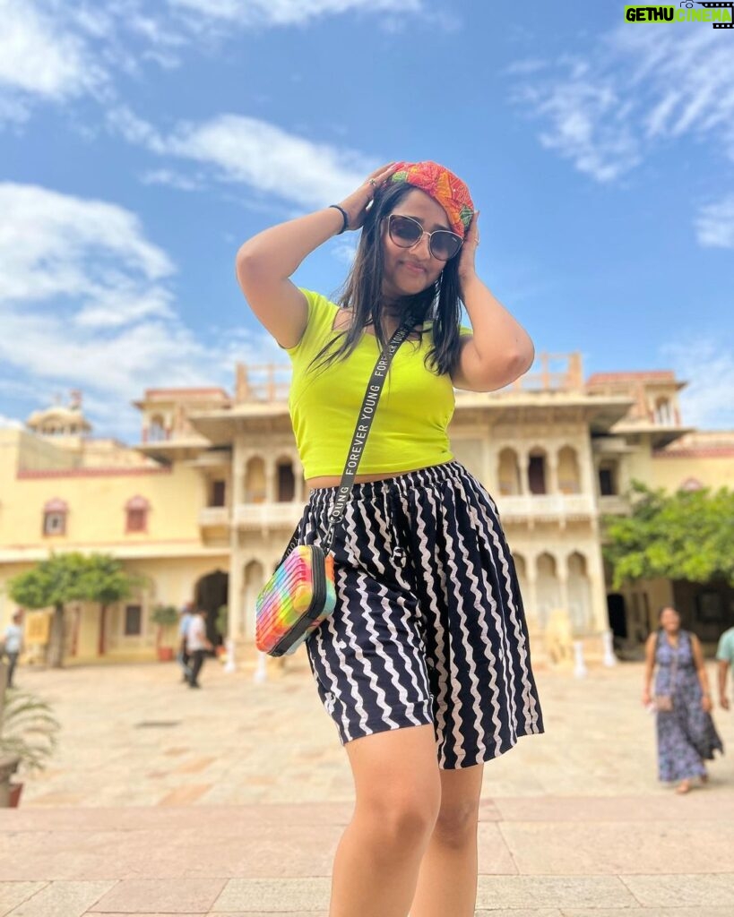 Aditi Dravid Instagram - ‘Jaipur, the city where history meets beauty!’ ☀️ . . #aditidravid #travelgram #workandtravel #jaipur #thepinkcity #culture #heritage #love Jaipur, Rajasthan