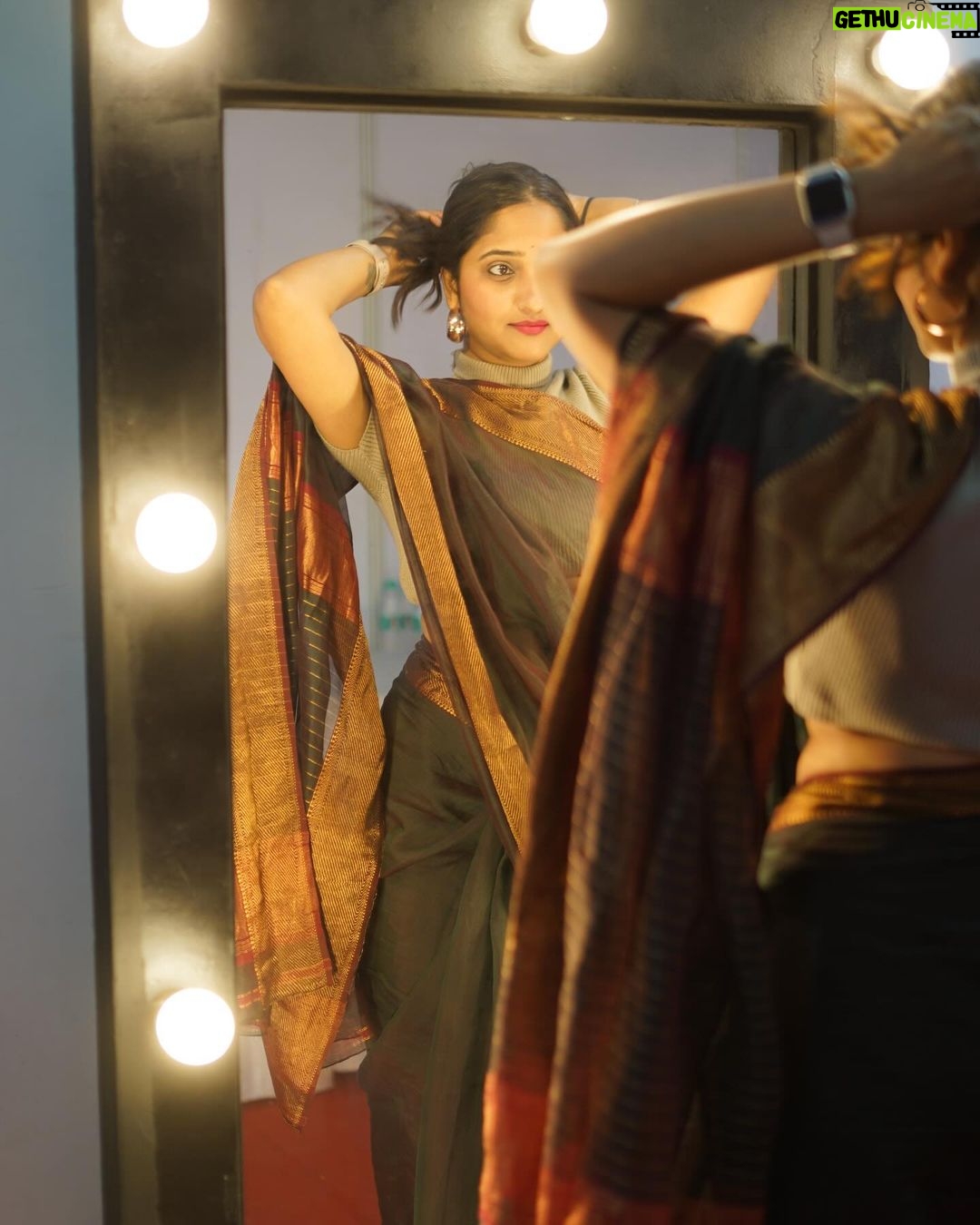 Aditi Dravid Instagram - ‘Main Character Energy’ 🔥🧿 • @mumbai__festival vanity stories by @pratikkadamphotography 📸 • • #aditidravid #mainapnifavouritehoon #host #mumbaifestival #livingmydreams #livingmybestlife #lovewhatido #lovemywork 🧿🧿🧿