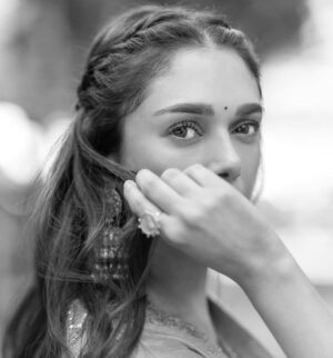 Aditi Rao Hydari Instagram - Bring your own sunshine
#BYOS 🌞☺️
@punitbalanaofficial
@sanamratansi
@shraddhamishra8
@devsphotographyofficial
@aquamarine_jewellery